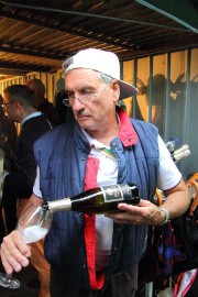 Walther Schellert serviert italienischen Schaumwein